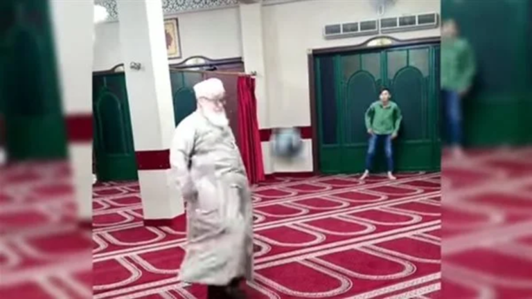 مقطع فيديو لشيخ يلعب كرة مع الأطفال بمسجد يثير ضجة.. ورد عاجل من الأوقاف