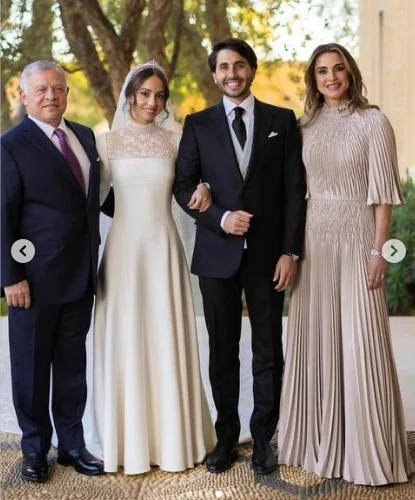 إطلالة جذابة ورقيقة.. مفاجأة في سعر فستان الملكة رانيا في حفل زفاف ابنتها إيمان