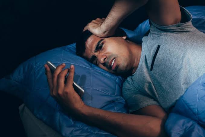 دراسة صادمة.. ماذا يحدث في الجسم عند استخدام الموبايل فور الاستيقاظ من النوم؟