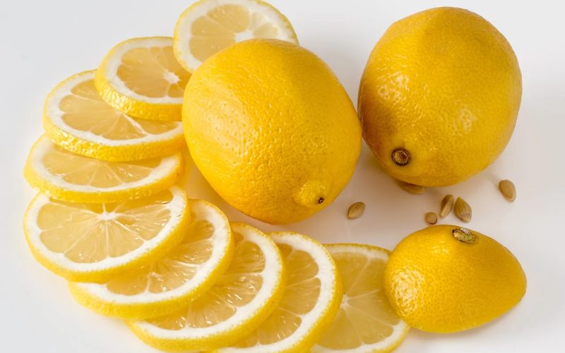 صيدلية متنقلة معك ولا تعلم.. فوائد الليمون المذهلة للجسم