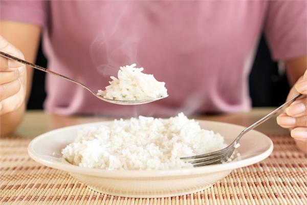 ماذا يحدث للجسم عند التوقف عن تناول الأرز الأبيض؟