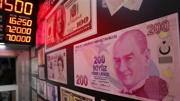 تركيا ترفع سعر الفائدة والليرة التركية تشهد انخفاضًا غير مسبوقًا أمام الدولار