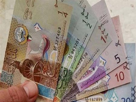 الدينار الكويتي بـ 100.71 جنيه.. تفاصيل أسعار العملات أمام الجنيه في البنوك المصرية