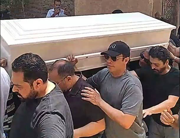 إنهيار المطرب إيهاب توفيق أثناء دفن جثمان الفنان الراحل علاء عبد الخالق