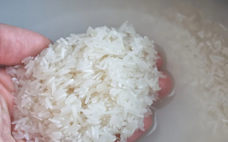 “حافظى على صحة عيالك”.. لهذه الأسباب يجب عليك غسل الأرز 6 مرات قبل طهيه