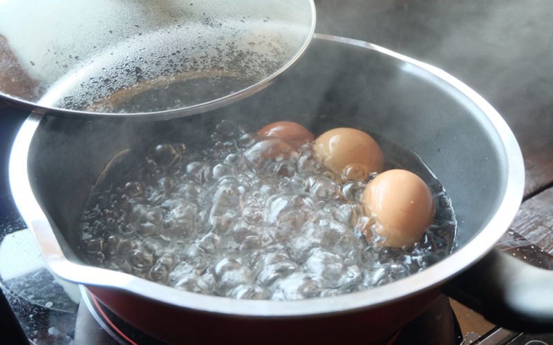 لن تتوقع.. ماذا يحدث بعد سلق البيضة أكثر من 12 دقيقة؟