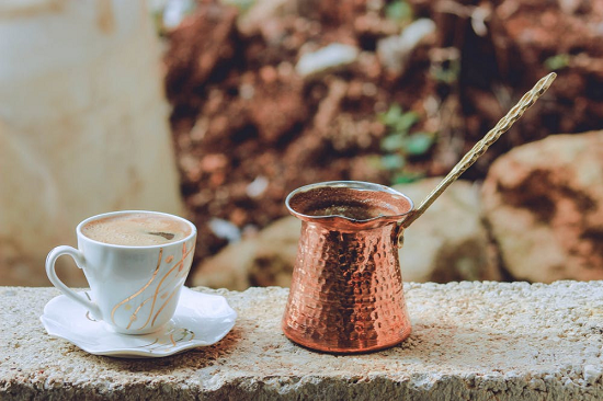 طعمها يجنن.. طريقة عمل القهوة العربية في 6 خطوات