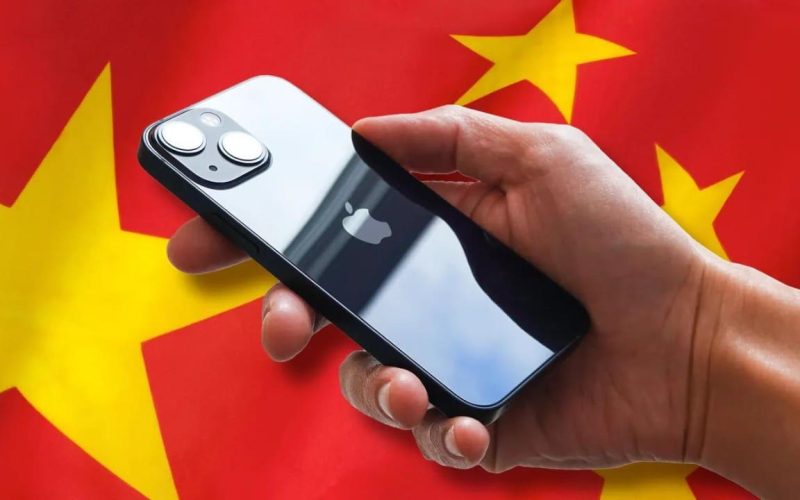 أول بيان رسمي من الصين بشأن حظر استخدام موظفيها هواتف أبل