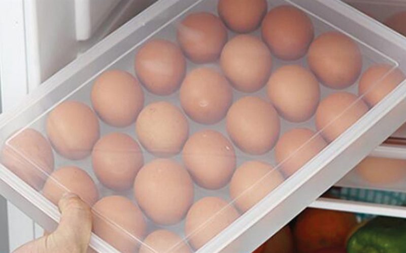 احذر باب الثلاجة.. لجنة سلامة الغذاء تكشف عن الطريقة الصحيحة لتخزين البيض