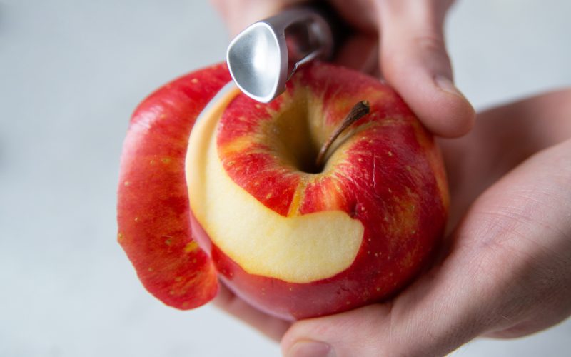 المقشر أم غير المقشر.. اعرف أفضل طريقة صحية لتناول التفاح