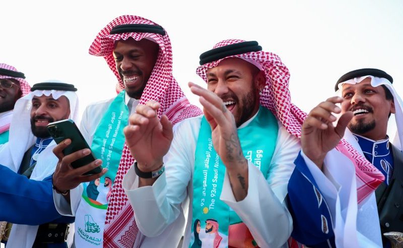 نيمار وبنزيما ورونالدو.. نجوم العالم يرتدون الزي السعودي احتفالات باليوم الوطني للمملكة