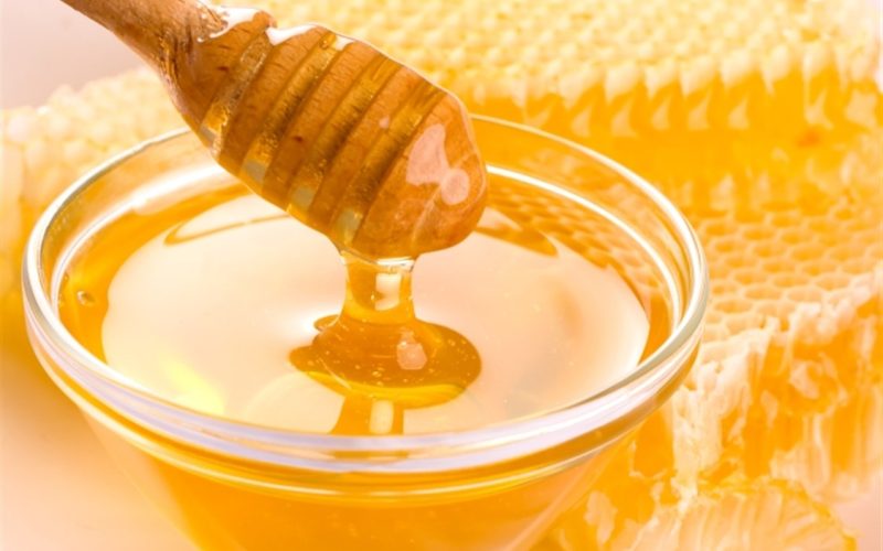 هل العسل الأبيض ضار لمرضى السكري؟.. “حسام موافي” يُجيب