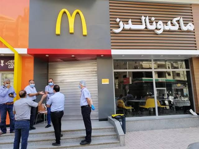 بعد الهجوم عليه … ماكدونالز يغلق أبوابه أمام المواطنين بمحافظة سوهاج