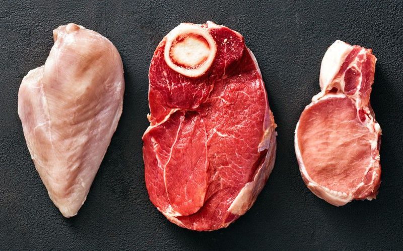 اللحوم البيضاء أم الحمراء.. أيهما أفضل لصحتك؟