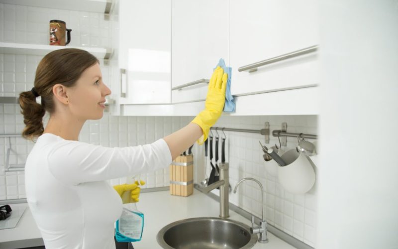 “نضفيه وارتاحي” .. أفضل طرق تنظيف سيراميك المطبخ وإزالة الدهون