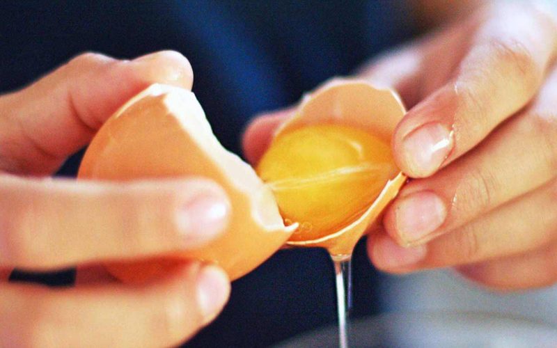 “أبرزها الحماية من سرطان الثدي”.. لن تصدق ماذا يحدث لجسمك عند تناول صفار البيض؟
