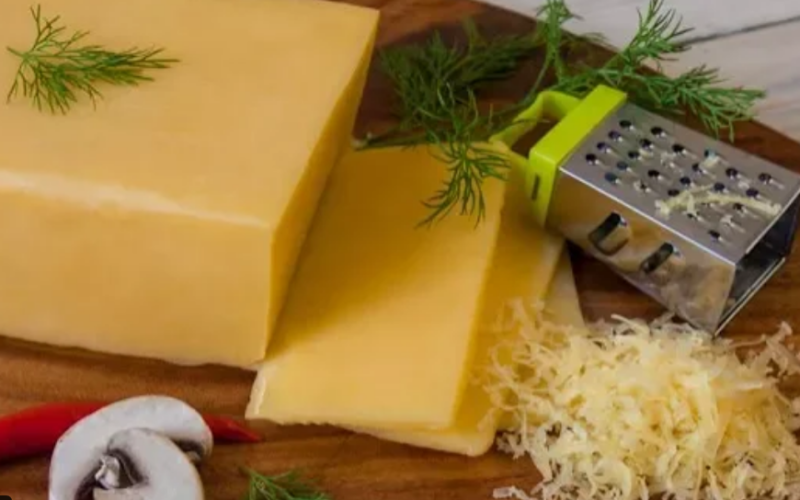 “بطعم خيال زي الجاهزة”.. طريقة عمل الجبنة الشيدر في المنزل بمكونات اقتصادية وناجحة 100%