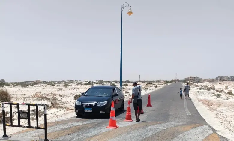 مسئول بمدينة مطروح يكشف السبب الحقيقي لغلق الكورنيش والطرق المؤدية للشواطئ المفتوحة